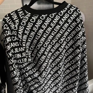 Calvin Klein tröja - Snygg Calvin Klein tröja passar både tjej och kille Storlek xs