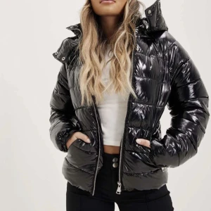 Jacka från Nelly - Glansig jacka från nelly  Inga defekter på den! Använd Max 2 gånger så den ser helt oanvänd ut! Väldigt fin! Säljer för den inte kommer till andvändning… 