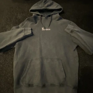 Menace hoodie  - Hej säljer en menace stone hoodie i väldigt bra skick!