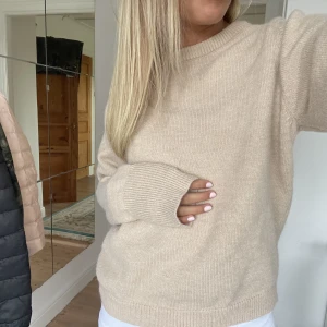 Stickad tröja  - En stickad tröja i marino ull!! Jättefin kvalite och värmer nu till vintern och hösten, använd 1 gång. Nypris 599kr 