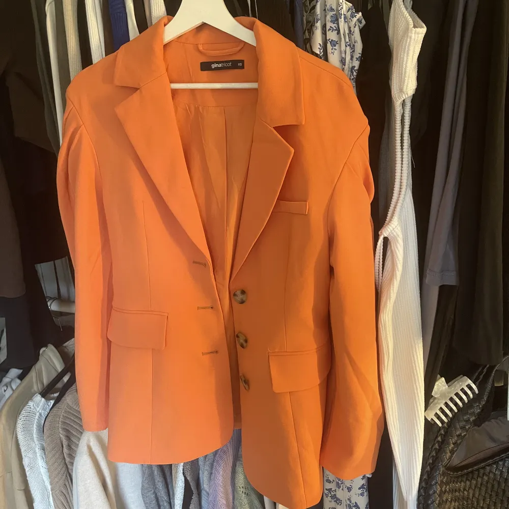 Orange kavaj från ginatricot💗aldrig använd då jag har liknande💗stl XS men lite oversized i storleken så skulle säga att den mer är en S💕. Kostymer.