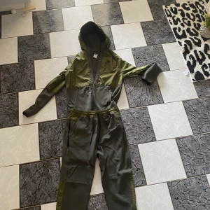 Nike tracksuit 1500 pris kan diskuteras  - Använd 3 gånger storlek M.  1500 pris kan diskuteras 