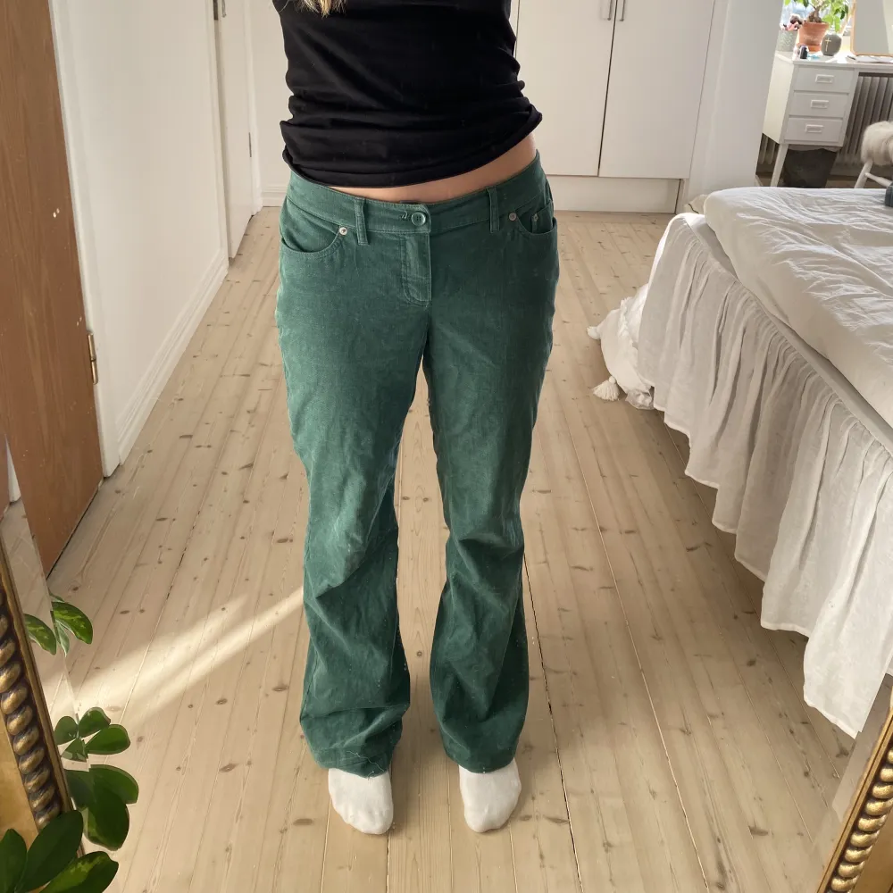 Unika gröna bootcutbyxor med coola fickor Obs jag har sytt in dem i midjan men de går att sprätta🤍🤍. Jeans & Byxor.