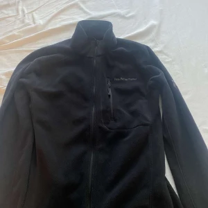 Kofta  - Kofta (flis) från peak performance, bra skick och inga skador, aldrig använt utan bara testat. Köppte för 1300.