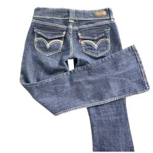 Lågmidjade bootcuts ifrån Levi’s. Snygga jeans med balla fickor💕 Midja:84/85cm Innerben: 80cm💕
