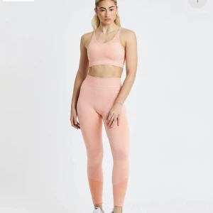 AYBL Motion seamless tights + sport-bh - AYBL motion seamless tights (XS) och sport-bh (S) i färgen Peach marl.  Superfint skick, inga noppor och hela sömmar, säljes pga för små.  (Inga pads i BHn har tyvärr tappat bort dem)