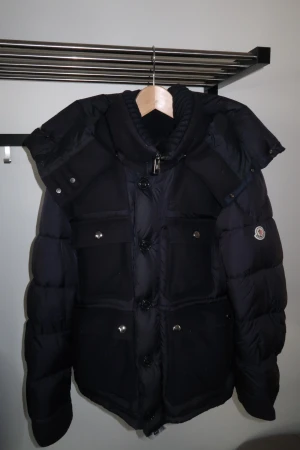 Moncler Vinterjacka - Skick 6-7/10, använd  vintrar fast från och till då jag har 2 andra jackor och de e just därför jag lägger ut denna. PRIS KAN DISKUTERAS!