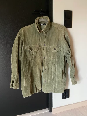 Grön manchester jacka - Grön manchester jacka från Zara i storlek S, nyskick 220kr