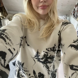 Cool tröja - Använd typ 4 ggr! Inga defeker, jätte skön och bra kvalle! Nypris var 600kr 👍