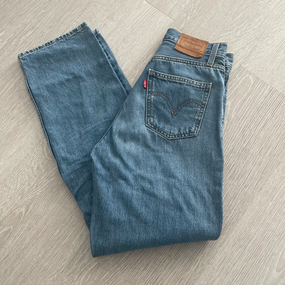 Levi’s dad jeans strl 24 (ca längd 30) i bra skick (se bilder) :) rak lite bredare modell! . Jeans & Byxor.