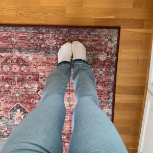 CARLING JEANS - För tajta för mej. Jag e 178cm tror jg💞 Hål på sidan som lätt går att fixa syns på bild 2🥰