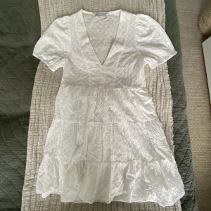 Klänning - Använd fåral gånger och inga tecken på användning