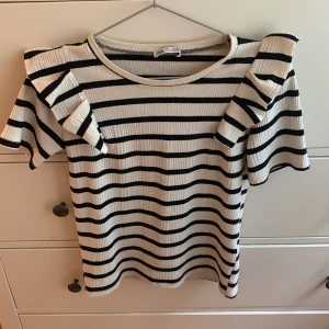 Volang tröja - Volang tröja från Zara💕ordpris: 120kr, säljer billigare🥰