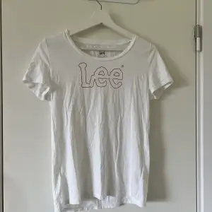 Jättefin t-shirt från Lee i storlek S 🤍Säljer för 140 kr, köpare står för frakt men kan också mötas upp 🤍