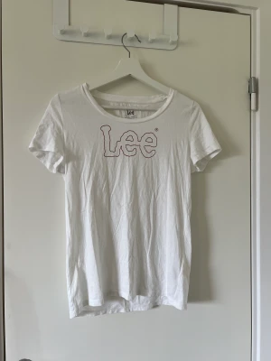 Fin vit t-shirt 🤍 - Jättefin t-shirt från Lee i storlek S 🤍Säljer för 140 kr, köpare står för frakt men kan också mötas upp 🤍