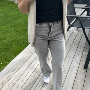 Gråa jeans 💗 - Använt typ 3-2 gånger 💗skriv prisförslag till mig🫶