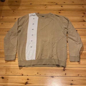 Stussy tröja - Lite slitage vid kragen. Annars bra skick. Storlek M men funkar även för L.