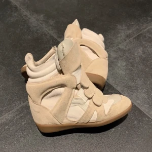 Isabel Marant skor  - Äkta isabel marant skor i mycket bra skick! Passar storlek 35/36. Säljer ett par svarta också! 