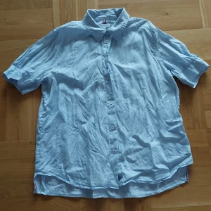 Kortärmad skjorta Tommy Hilfiger - Ljusblå skjorta med kort söt ärm