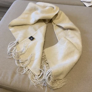 Vit halsduk  - Vit  halssduk gjord av alpacka ull så den är super mjuk 💕 185cm