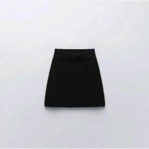 Säljer denna jättefina stickade kjol ifrån zara🤩 Kan användas som både kjol och topp ( se bild 2,3 )🥳 frakt tillkommer🥰använd 1 gång