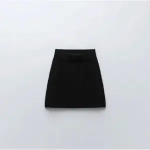 Säljer denna jättefina stickade kjol ifrån zara🤩 Kan användas som både kjol och topp ( se bild 2,3 )🥳 frakt tillkommer🥰använd 1 gång