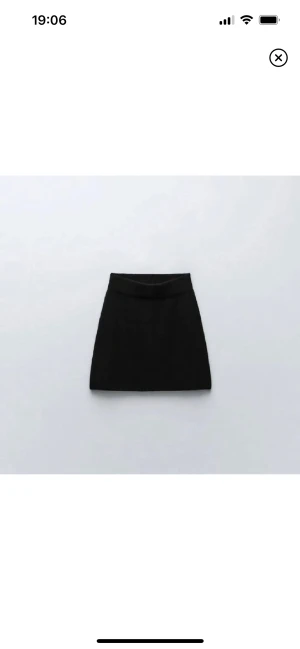 Stickad kjol/topp ifrån Zara - Säljer denna jättefina stickade kjol ifrån zara🤩 Kan användas som både kjol och topp ( se bild 2,3 )🥳 frakt tillkommer🥰använd 1 gång