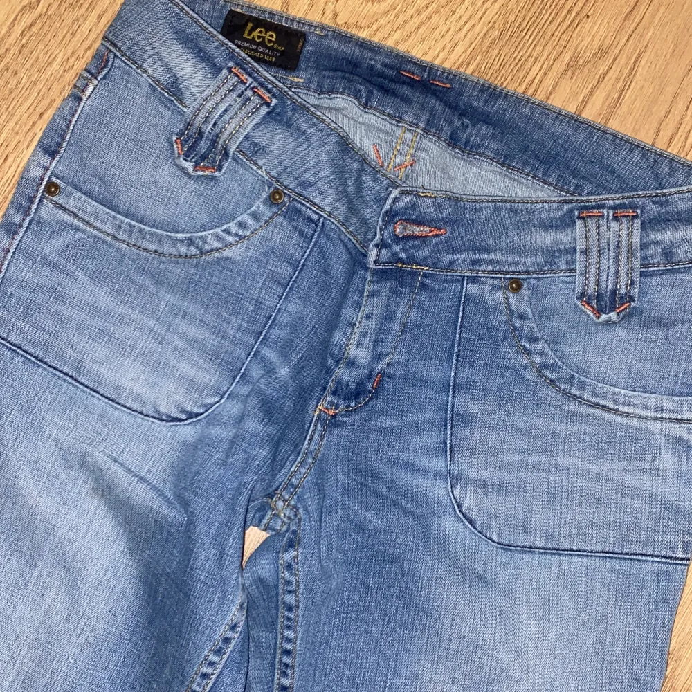 Säljer lågmidjade jeans från Lee, Aldrig använt. Dock är de köpta väldigt LÄNGESEN. Storleken står inte men skulle gissa på 34/36. Skriv om ni har andra funderingar😊. Jeans & Byxor.