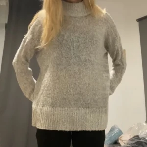 Stickad tröja - Intressekoll på en grå stickad tröja från New look!