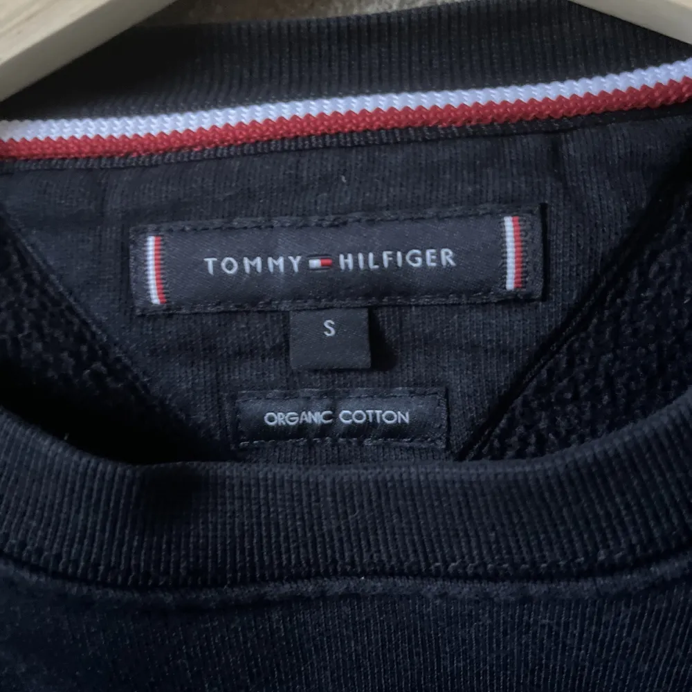 En snygg Tommy Hilfiger tröja i en marinblå färg. Storlek S. Köpt för ca 800 :- Säljes för 300 :-. Hoodies.