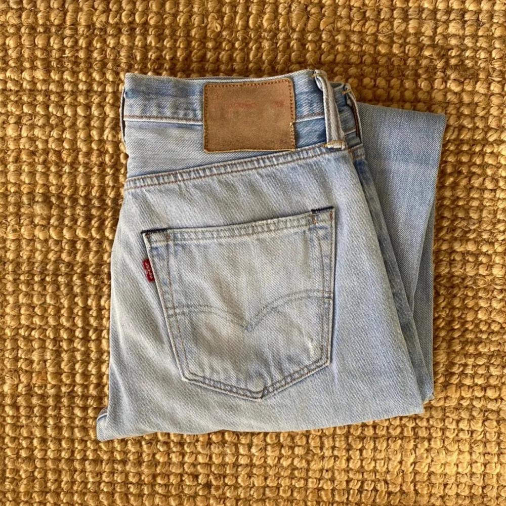 Drömmiga vintage Levis jeans i den perfekta blå färgen Säljer på grund av att de är snäppet för små för mig. De är perfekta i längd för mig som är 172 och är i en straight mid-rise modell.  Storlek: W29 L32 (små i storleken). Jeans & Byxor.