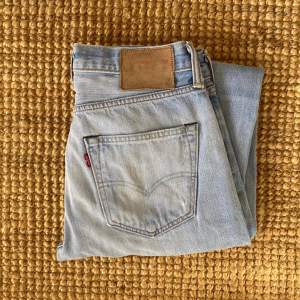 Drömmiga vintage Levis jeans i den perfekta blå färgen Säljer på grund av att de är snäppet för små för mig. De är perfekta i längd för mig som är 172 och är i en straight mid-rise modell.  Storlek: W29 L32 (små i storleken)