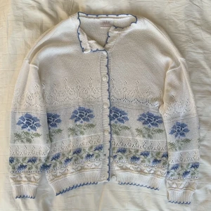 Coquette/cottagecore kofta!💋 - Superdupersöt stickad kofta som ger lite coquette och cottagecore-vibbar, påminner mig lite om Lana del Rey med! Den är asskön och passar bra till våren, hösten och vintern! Den är väl använd och smått nopprig men inget utmärkande. Dm för mer info!💋