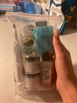 nagelkitt  - nagelkitt som innehåller allt du behöver för att starta med att göra naglar. kommer även med nagellim 