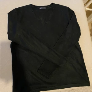 Svart tröja med stenar  - Svart stickad tröja med stenar  M men liten i storlek 