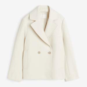 Säljer den här vita kappa från H&M, endast använd några gånger! Jackan är i bra skick och i storlek S! Köpt frå 549kr 