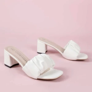 Snygga klackar  - Sjukt bekväma , endast använda en gång. Då jag ej kan gå i klackar så vill jag sälja de😂