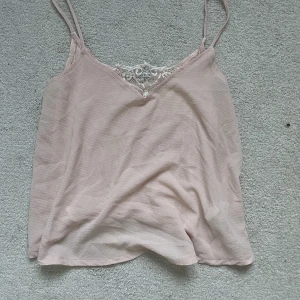 Sött linne - Säljer mitt ursöta linne som är perfekt till allt!!🩷💖Skriv privat om du vill ha bild på eller har andra frågor🌟