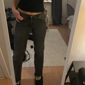 Low waist jeans från gina - Jeans med låg midja ifrån Gina i storlek 36. Är i ett fint skick. Men har tyvärr blivit för små för mig. Nypris 500kr. Ni betalar för frakten!