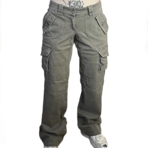 Gröngråa cargobyxor 🩶 - Första bilden är från förra ägaren, då dem tyvärr satt för tajt på mig. Färgen är som andra och tredje bilden! En blandning av grönt/brunt och grått 🫶🏻