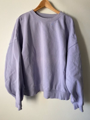 Lila tröja  - Lila/lavendel tröja från Lindex  Storlek L 