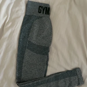 Gymshark tights  - Grön/blåa tights från gymshark.  använda ca 1-3 gånger, mjuka o stretchiga.  