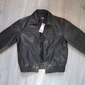 Helt ny skinnjacka - En helt ny skinnimitations jacka från urban outfiters, orginalpris med frakt 1300. Har kvar prislappen. Säljs pågrund av att den va för stor för mig som är 160. Det är en xs men den är stor i storleken. Skriv gärna vid funderingar🙌
