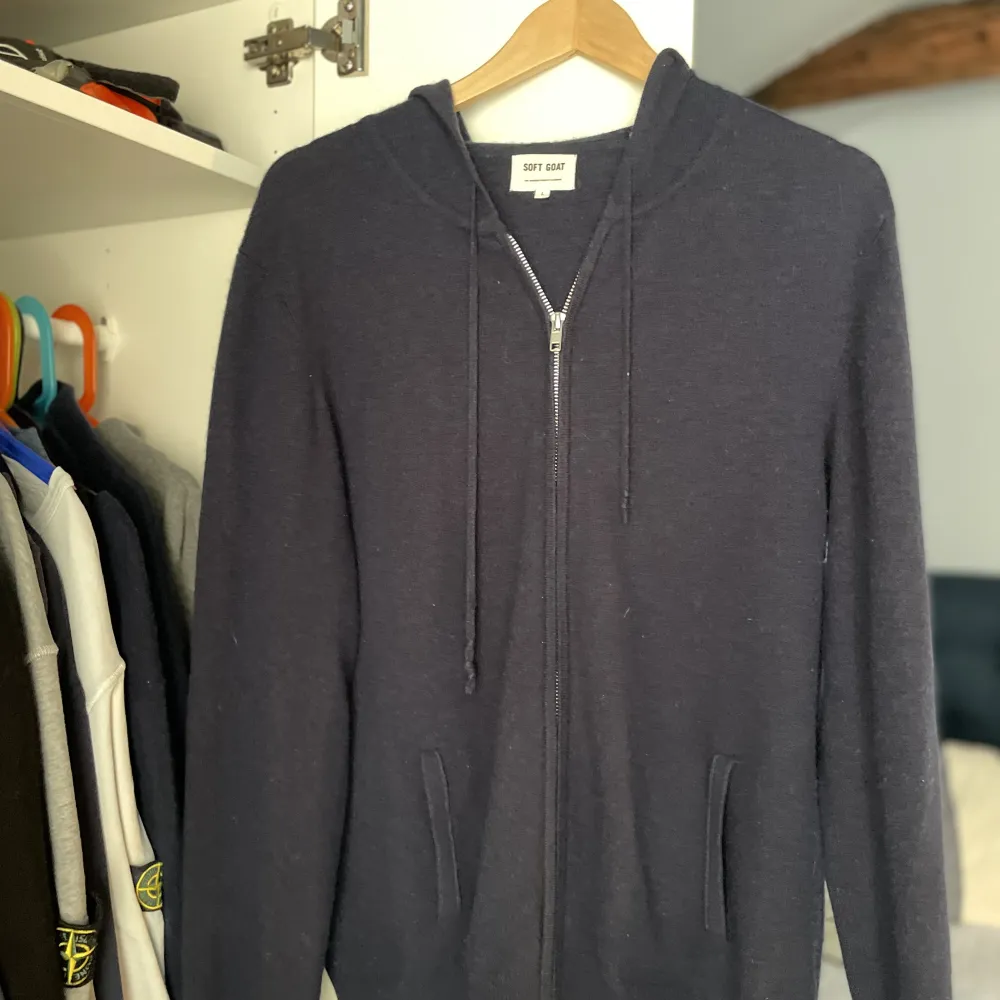 Tja, jag säljer en zip hoodie soft goat tröja som har blivit för liten. Denna är 100% Kashmir och 9/10 skick. Det står på tröjan storlek L, men jag skulle snarare säga att den passar storlek S och M. Nypris 2700kr. Hoodies.
