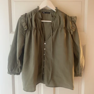 Zara blus - Säljer denna populära blus från zara. Storlek Xs. Aldrig använd. 
