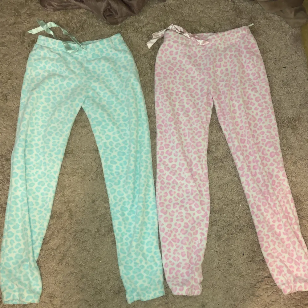 Jättemysigs pyjamasbyxor som jag tyvär inte får plats i längre, dom har använts några gånger och den rosa har några små hål i baksidan som man knappt märker, annars i fint skick💓 säljer båda ihop. Jeans & Byxor.