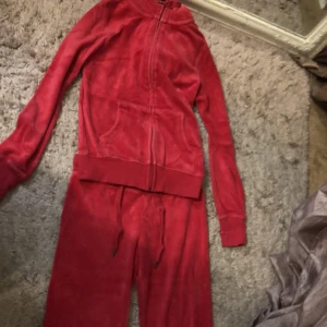 Rött mjukisset - Rött mjukisset från H&M som jag använt ett fåtal gånger, de är så goda som nya!❤️