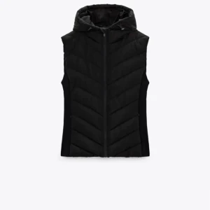 Zara väst  - Säljer min zara väst, då det inte är något ajg använder använd några gånger därärv säljer jag för 300kr men den var köpt för 399kr