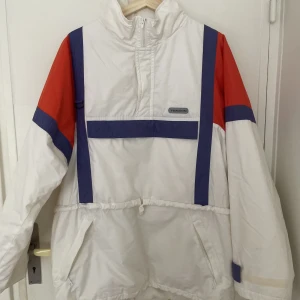 Vintage skidjacka - Vintage skidjacka från Tenson med 1/4 zip, justerbar midja och underkant. En stor ficka på bröstet och två lite mindre längre ner. Luva som viks in i nacken/kragen och göms. Storlek står ej men gissar på herr M/L. Köpt begagnat men i väldigt fint skick.