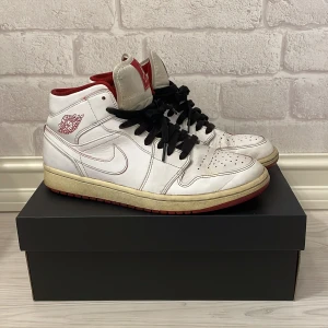 Air Jordan 1 Retro mid white/gym red - Säljer dessa Jordans då dom inte används längre och är lite för stora, dom är väl använda sen 2017 då dom köptes men är ändå i väldigt bra skick för att vara så gamla, priset går att diskutera✨